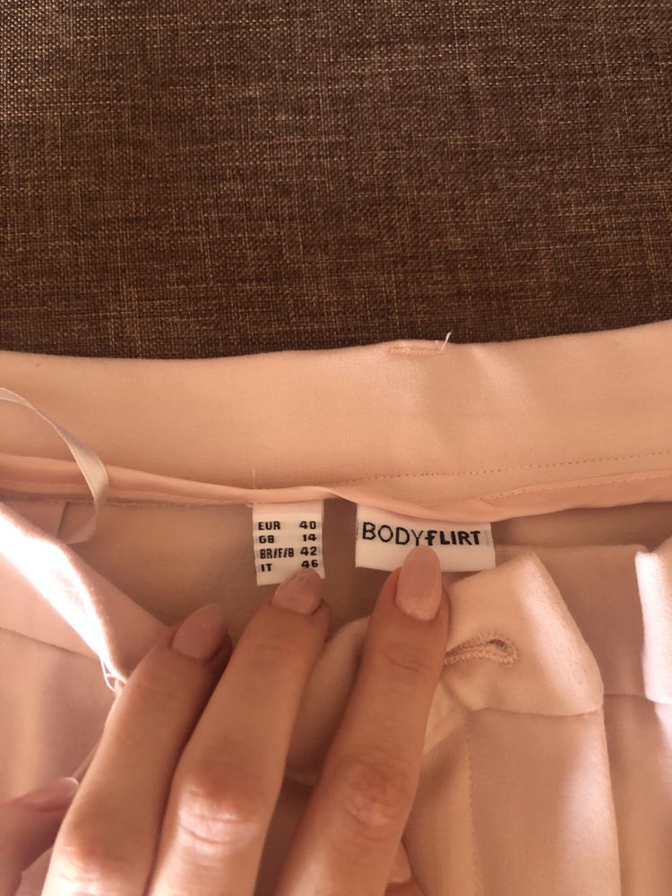 Jasnoróżowe spodnie rozmiar 40 marki bonprix, chinosy