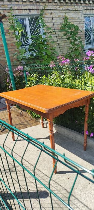 Кухонный уголок с столом