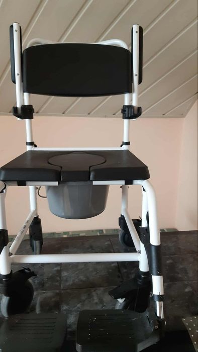 Wózek toaletowo prysznicowy