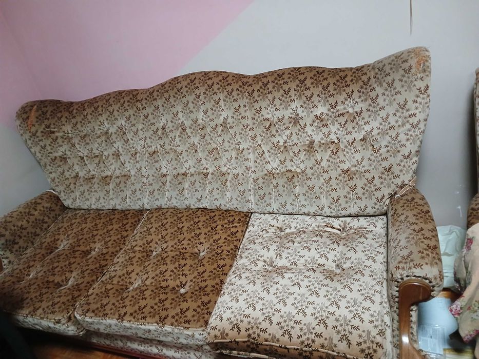 Диван. Розкладний, але в розкладеному вигляді чпати незручно