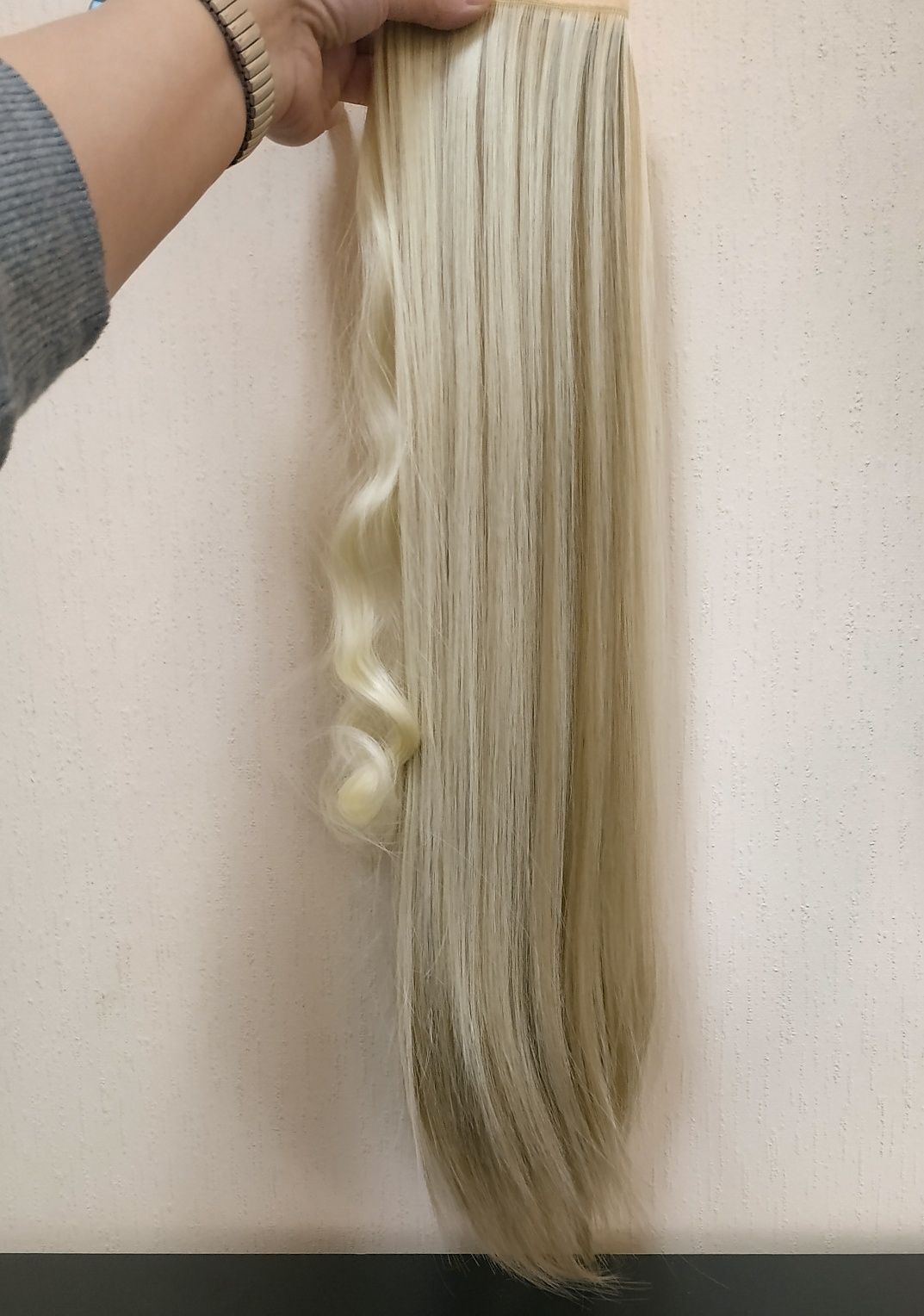 Накладной хвост блонд новый. Искусственные волосы прямые 56 см. Шиньон