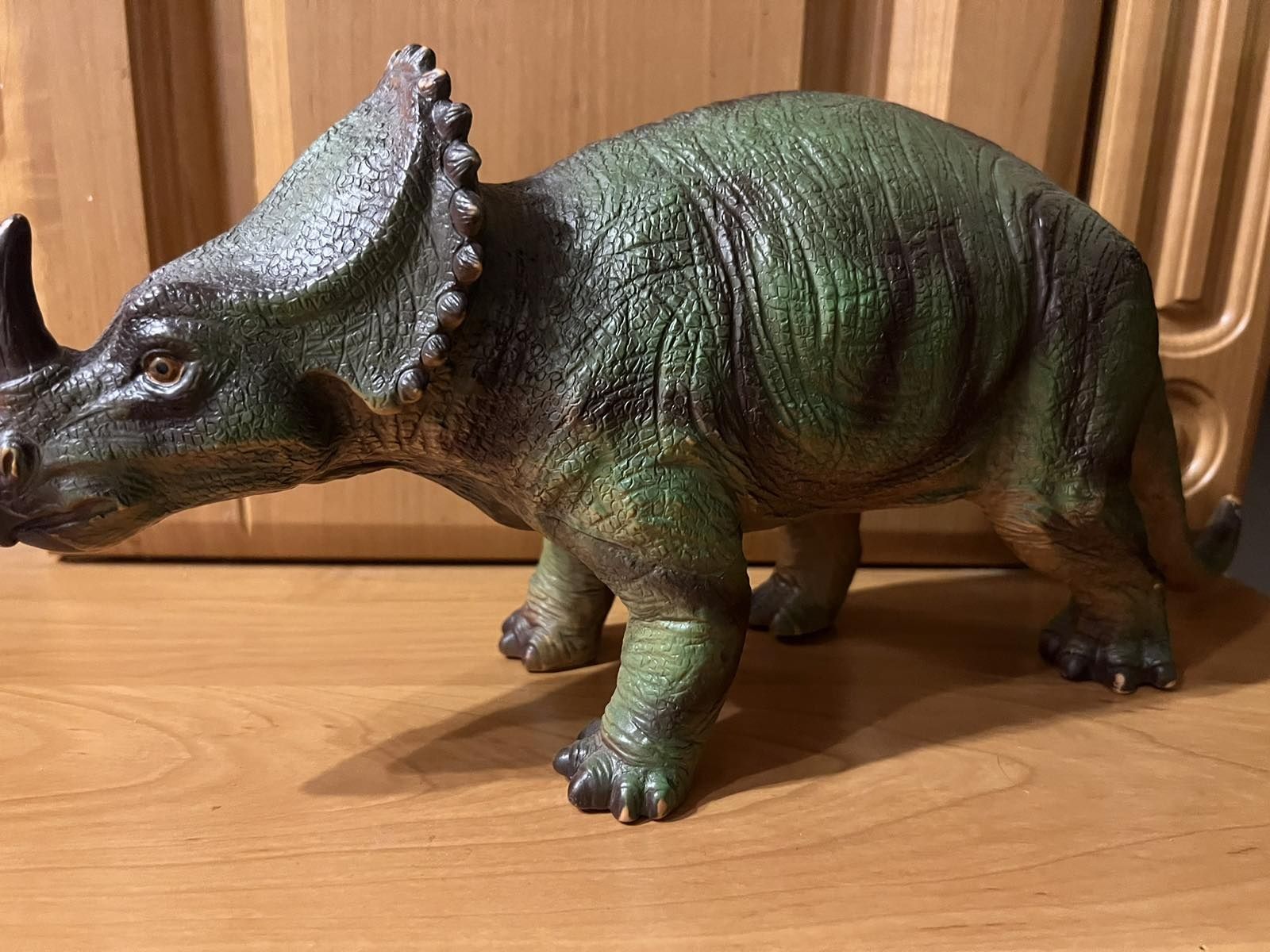 Динозавр резиновый