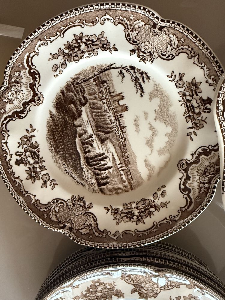Продам сервиз тарелки, салатницы, масленица