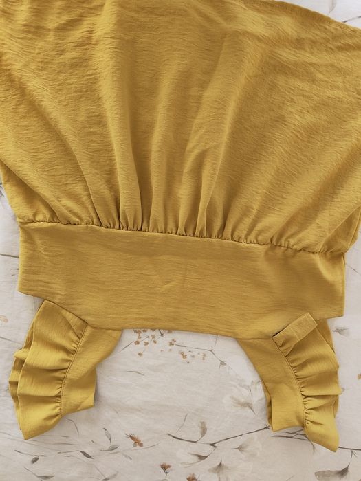 Camisola amarela com folhos