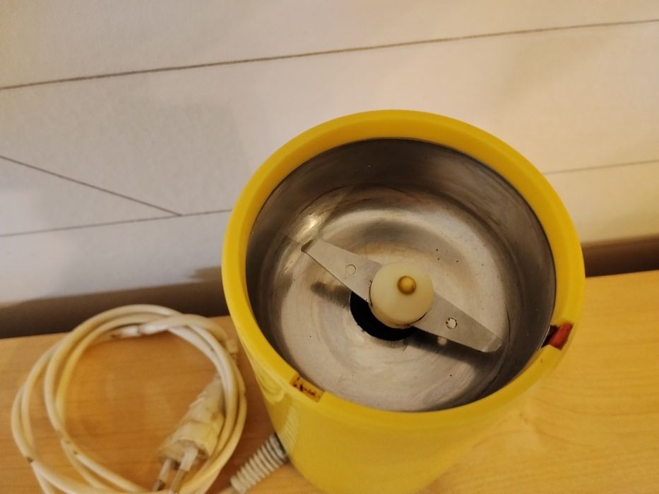 Elektryczny młynek do kawy z czasów PRL