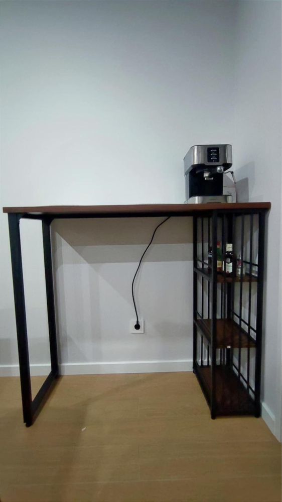 Vendo mesa com 2 cadeiras