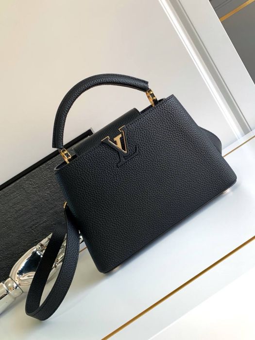 Сумка шкіряна  louis vuitton capucines BB m24728 комплектація бутика
