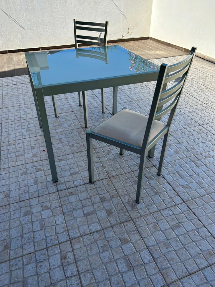 Conjunto de Mesa de Refeição com tampo em vidro fosco e 4 cadeiras