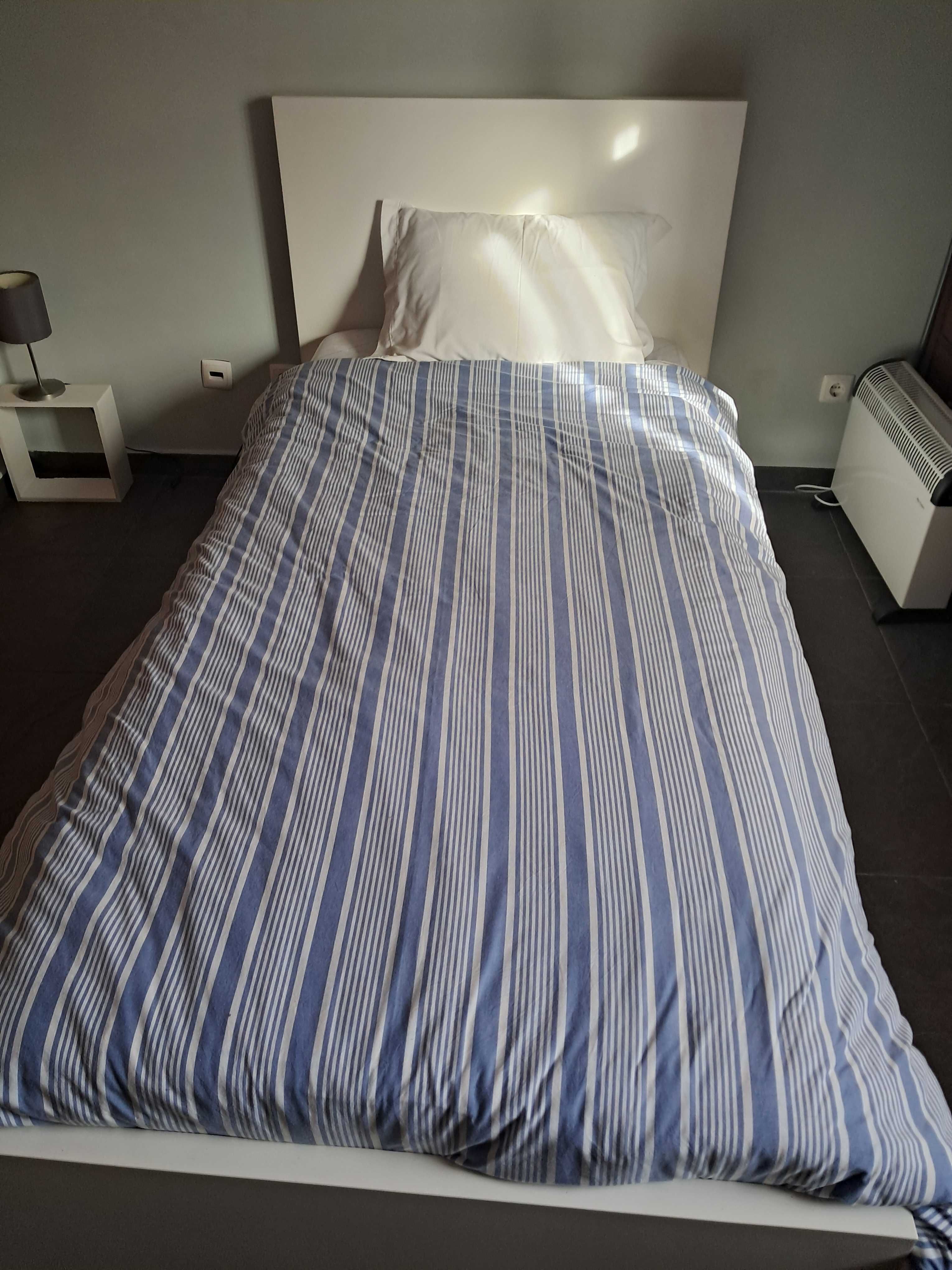 Cama solteiro-Ikea, completa c/arrumação e c/roupas de cama