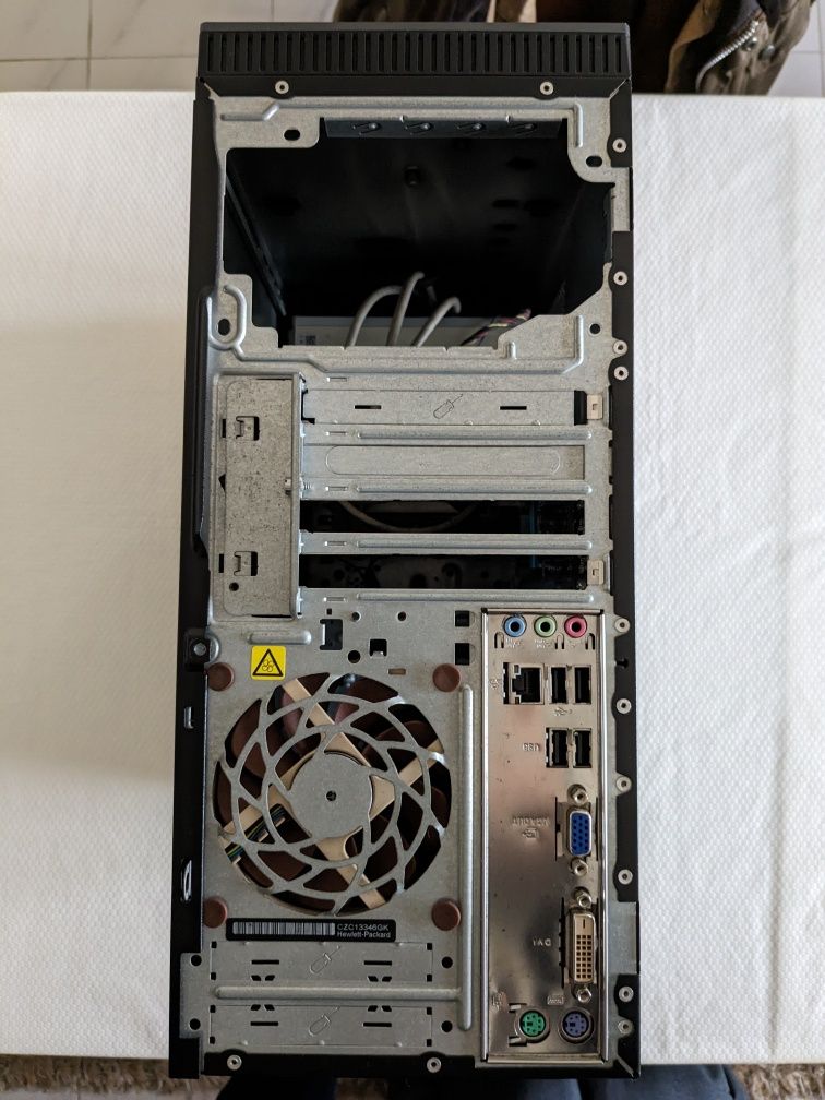 Caixa de computador com vários componentes
