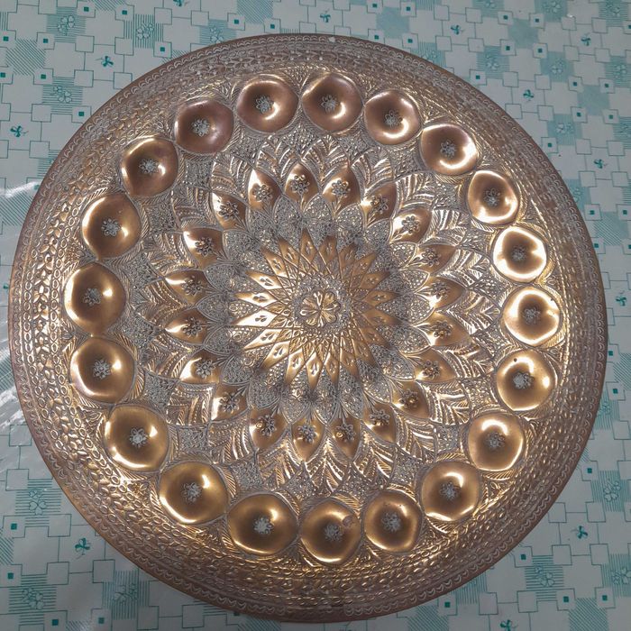 Pratos de decoração, tipo marroquino, em latão