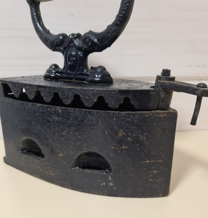 Antyk stare żelazko z duszą