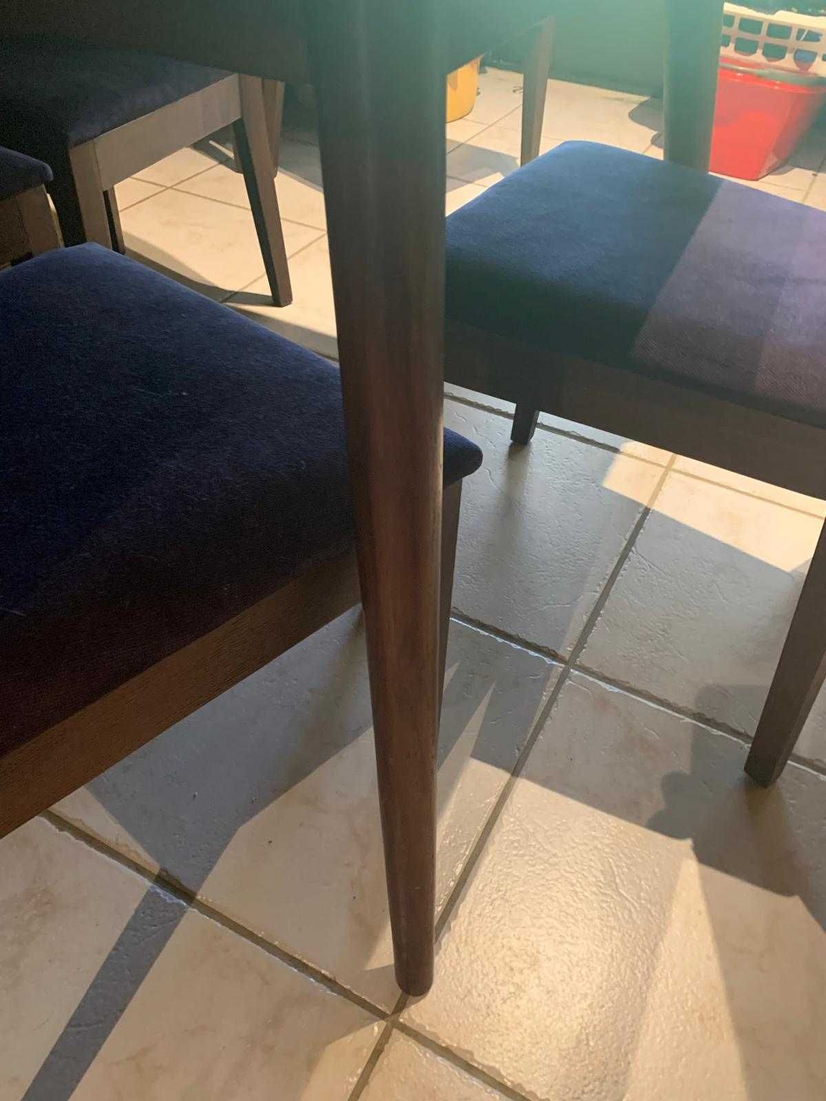 Mesa de sala de jantar com 8 cadeiras