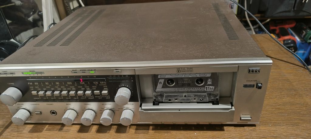 Amplituner ITT HIFI 9051.   Z magnetofonem