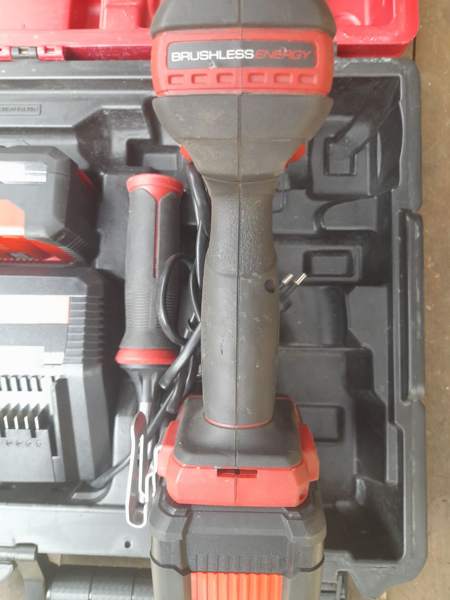 Aparafusadora EINHELL BRUSHLESS,  com caxa duas baterias e carregador