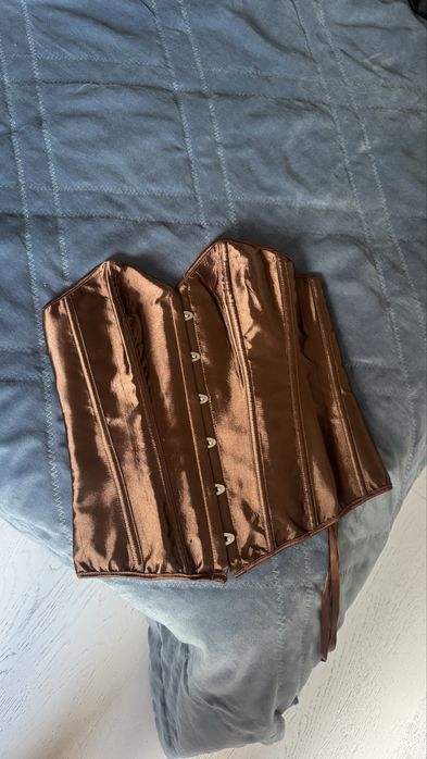 корсет чорного та білого кольору