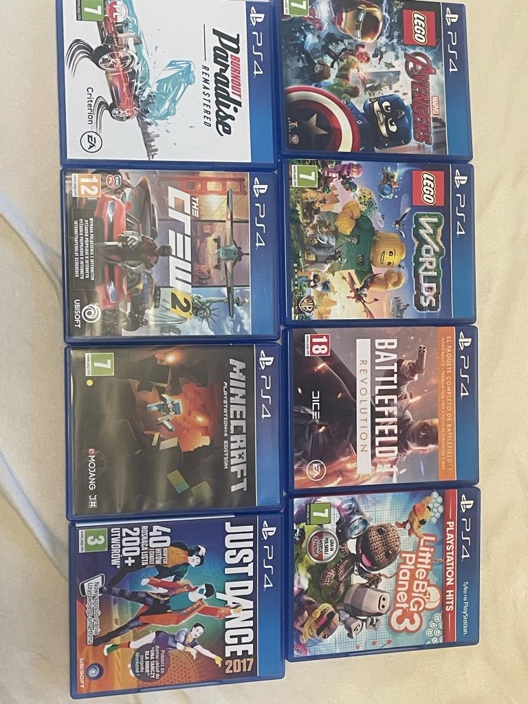 PS4 slim + stojak na pady + 2 pady + 8 gier
