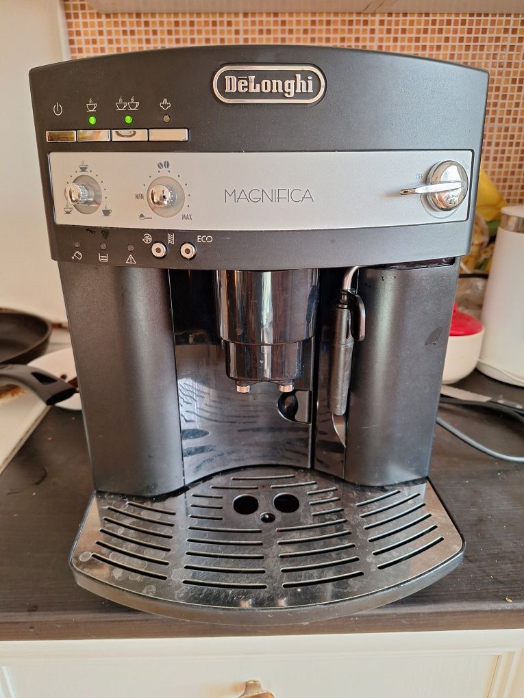 Кофемашина Delonghi magnifica