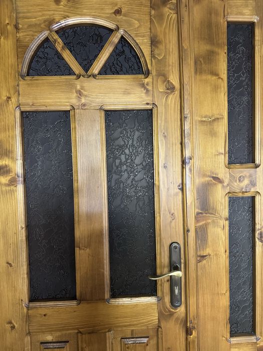 Двері деревяні в гарному збереженому стані