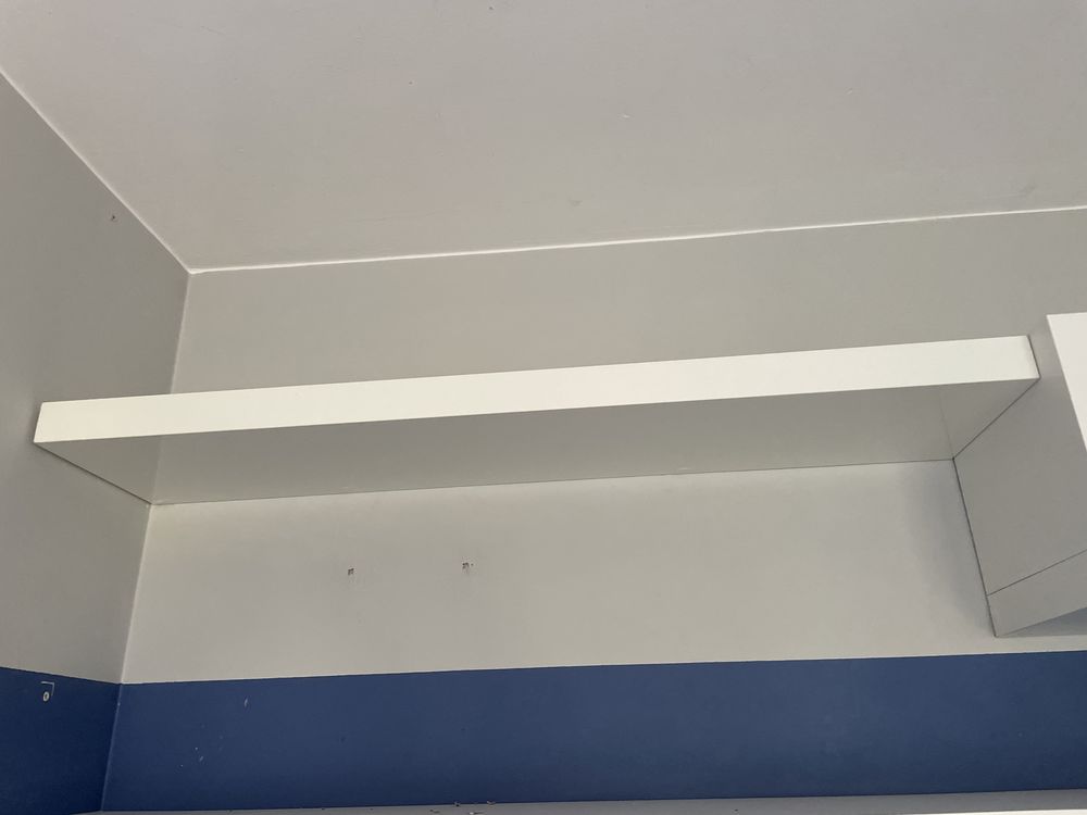 Białe półki wiszące IKEA – nowoczesne, minimalistyczne