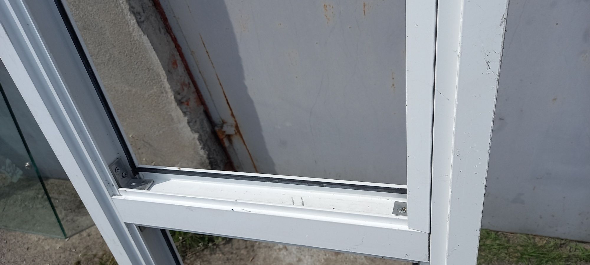 Biała aluminiową ścianka działowa, świetlik przydrzwiowy