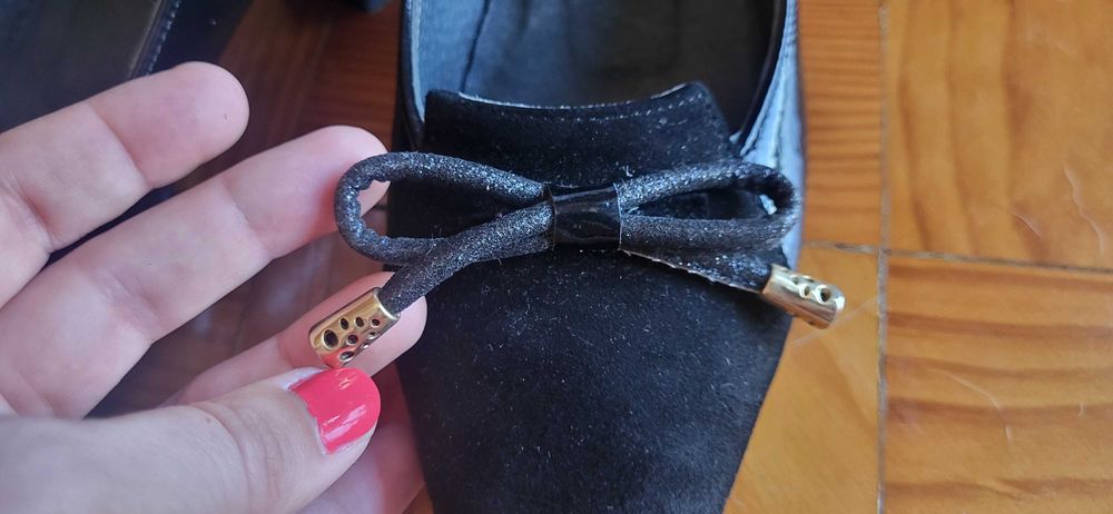 Sapatos pretos em Verniz e Camurça - Tam 37