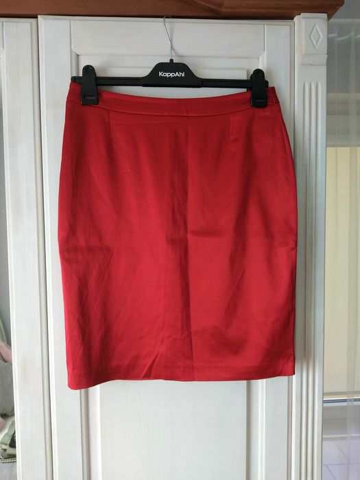 Czerwona satynowa spódnica w stanie idealnym