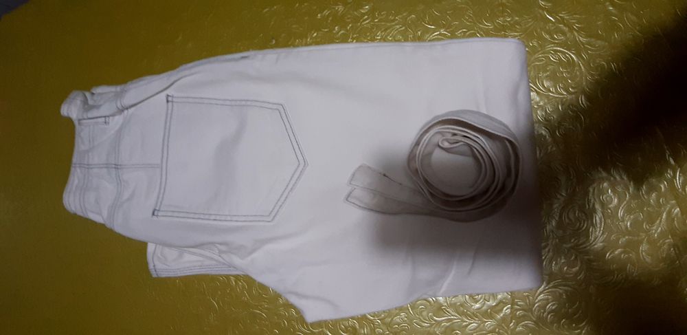 Calças brancas de ganga