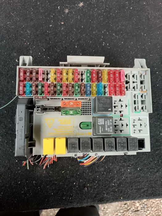 SKRZYNKA BEZPIECZNIKÓW 90589965 OPEL ASTRA II G HB