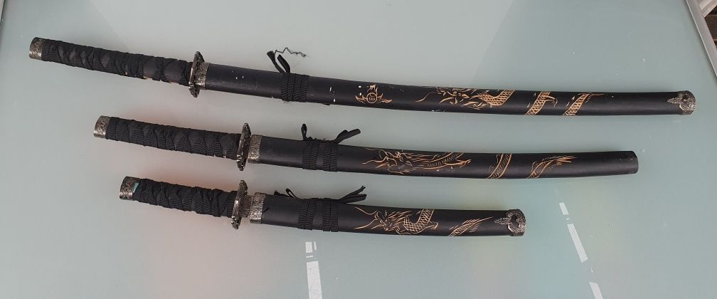 Zestaw mieczy japońskich 3 plus 1 dekoracja