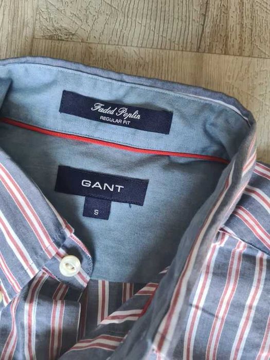 Camisa listrada azul e vermelha da Gant