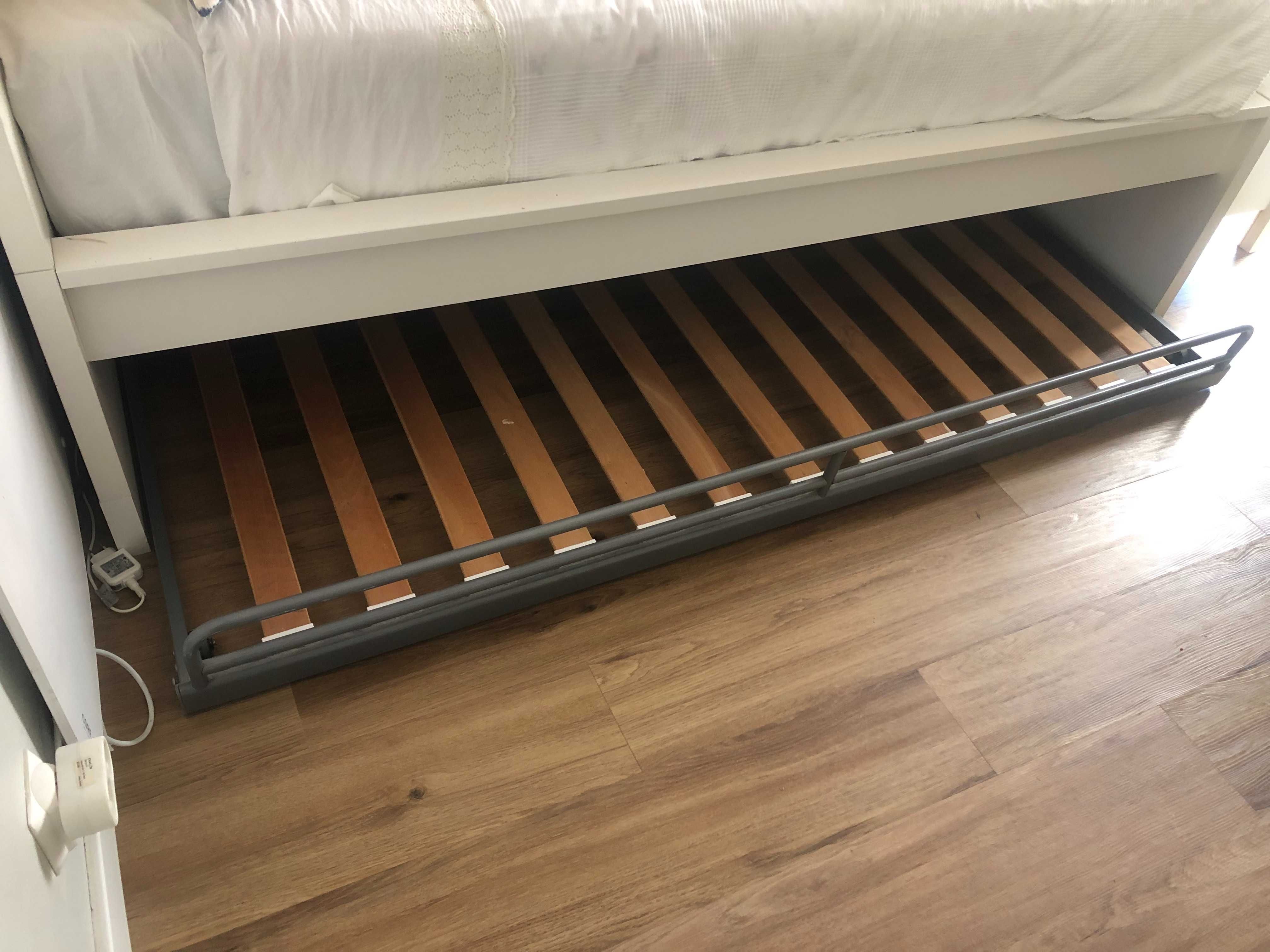 Estrado de solteiro com calchão