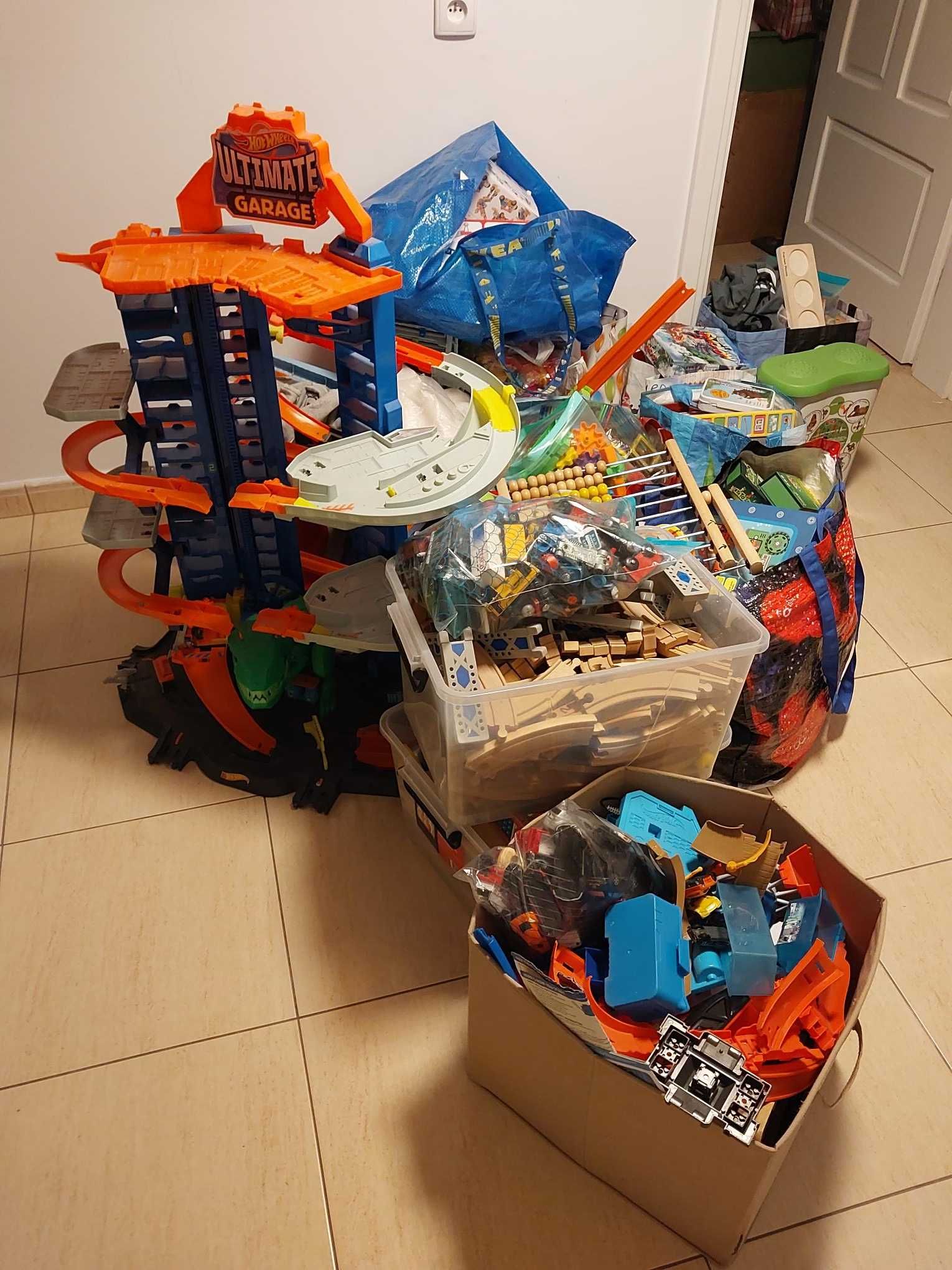 Wiele zabawek chłopców 1–6 lat + Hot Wheels Ultimate Garage