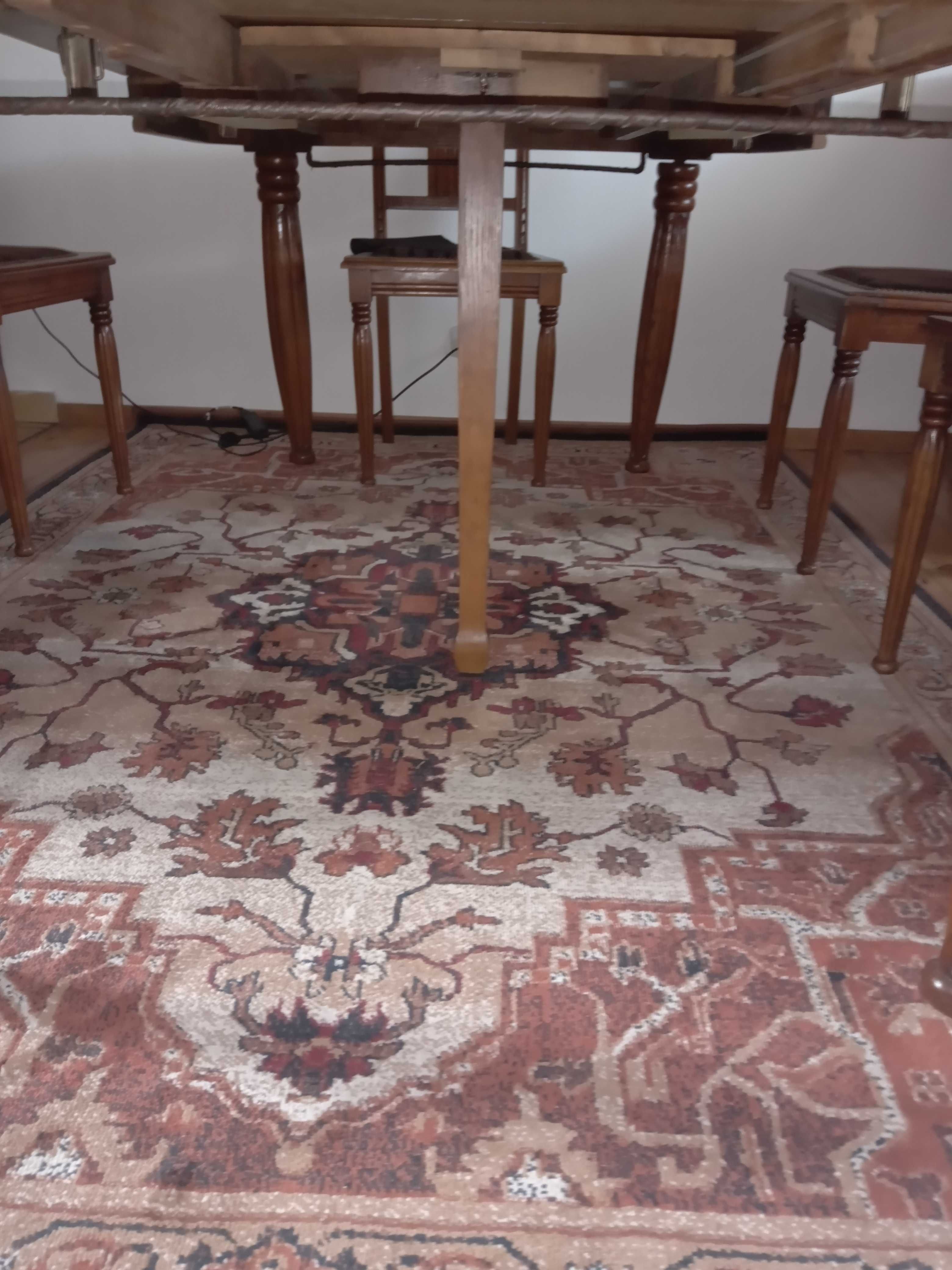 rozkładany stół z  krzesłami do salonu