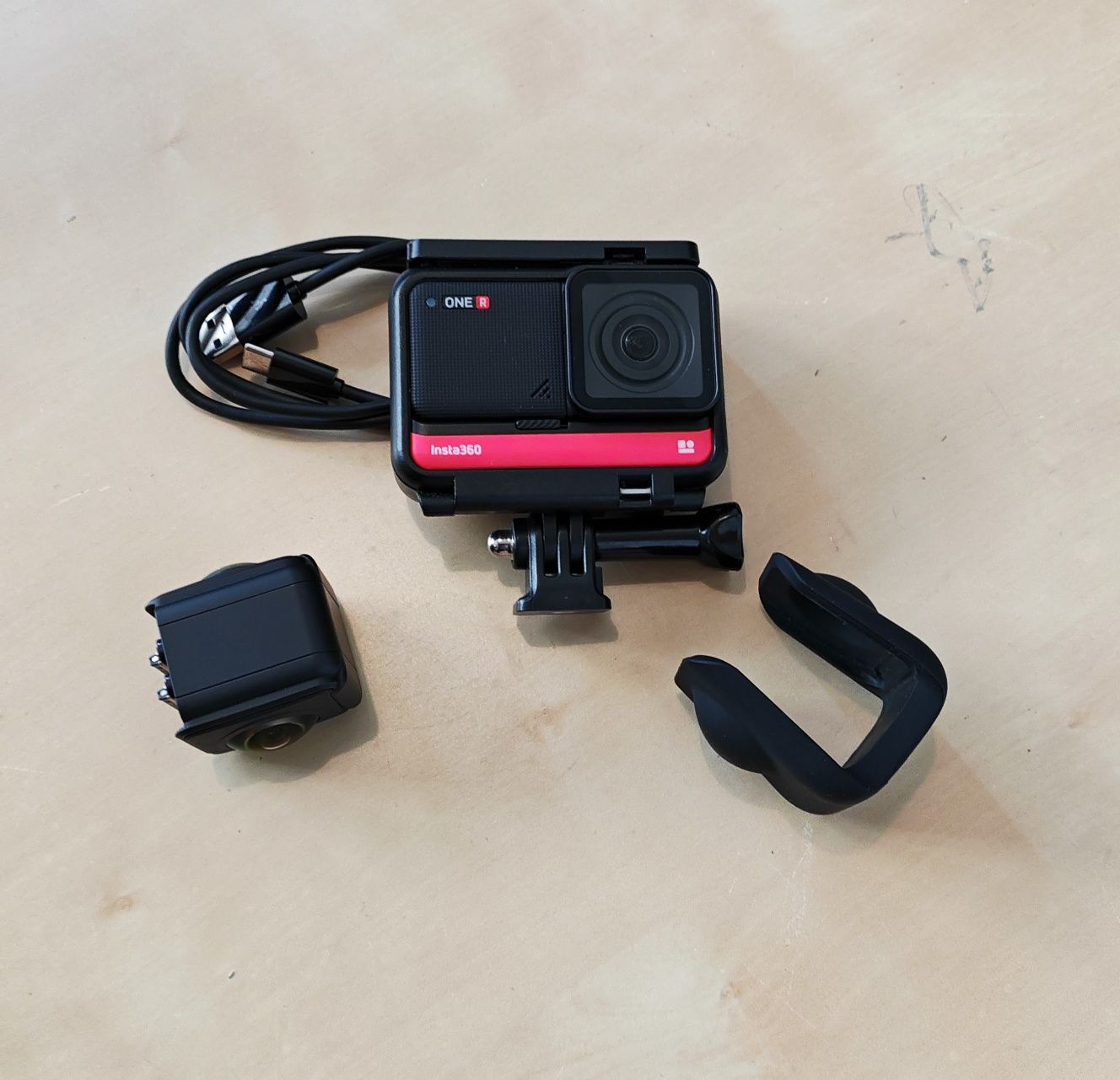 Câmera INSTA 360 One R