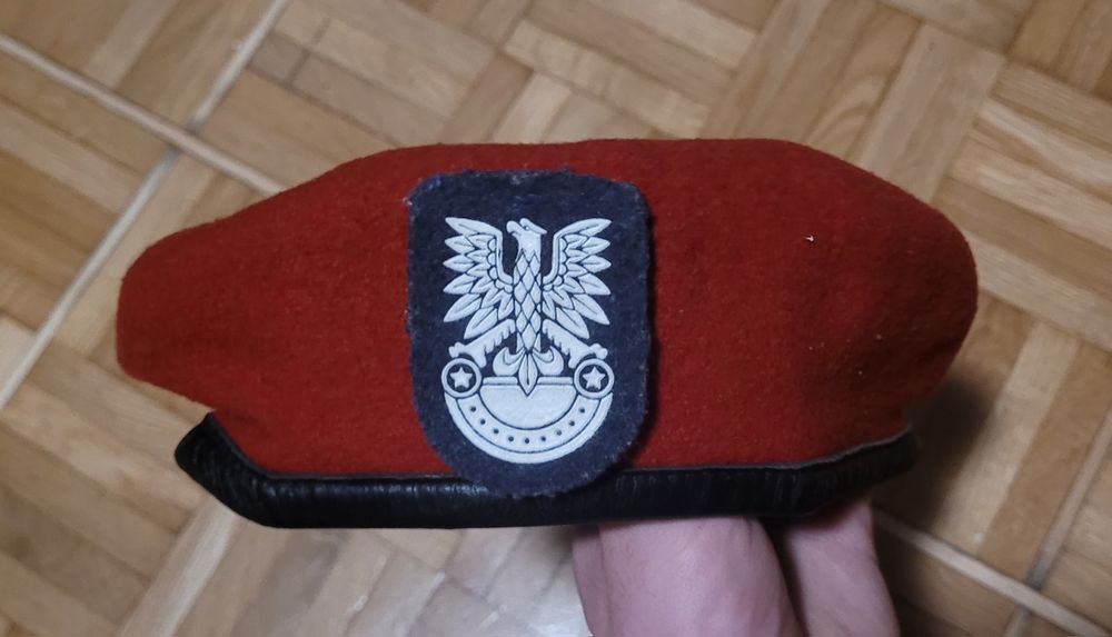 Wojskowy czerwony beret PRL