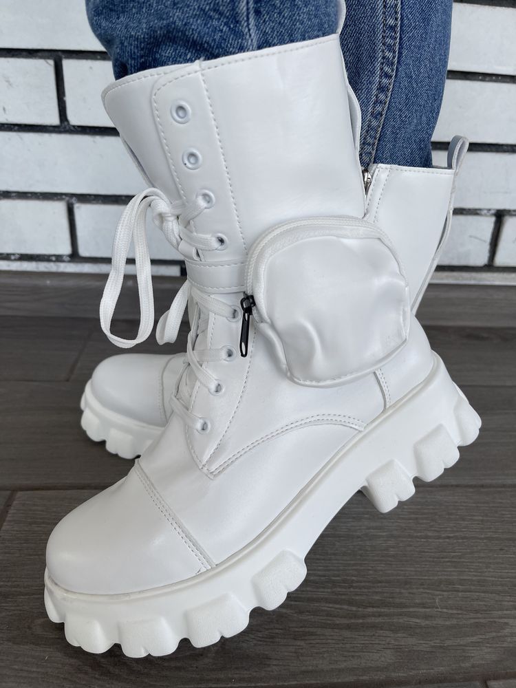 Стильні білі ботинки