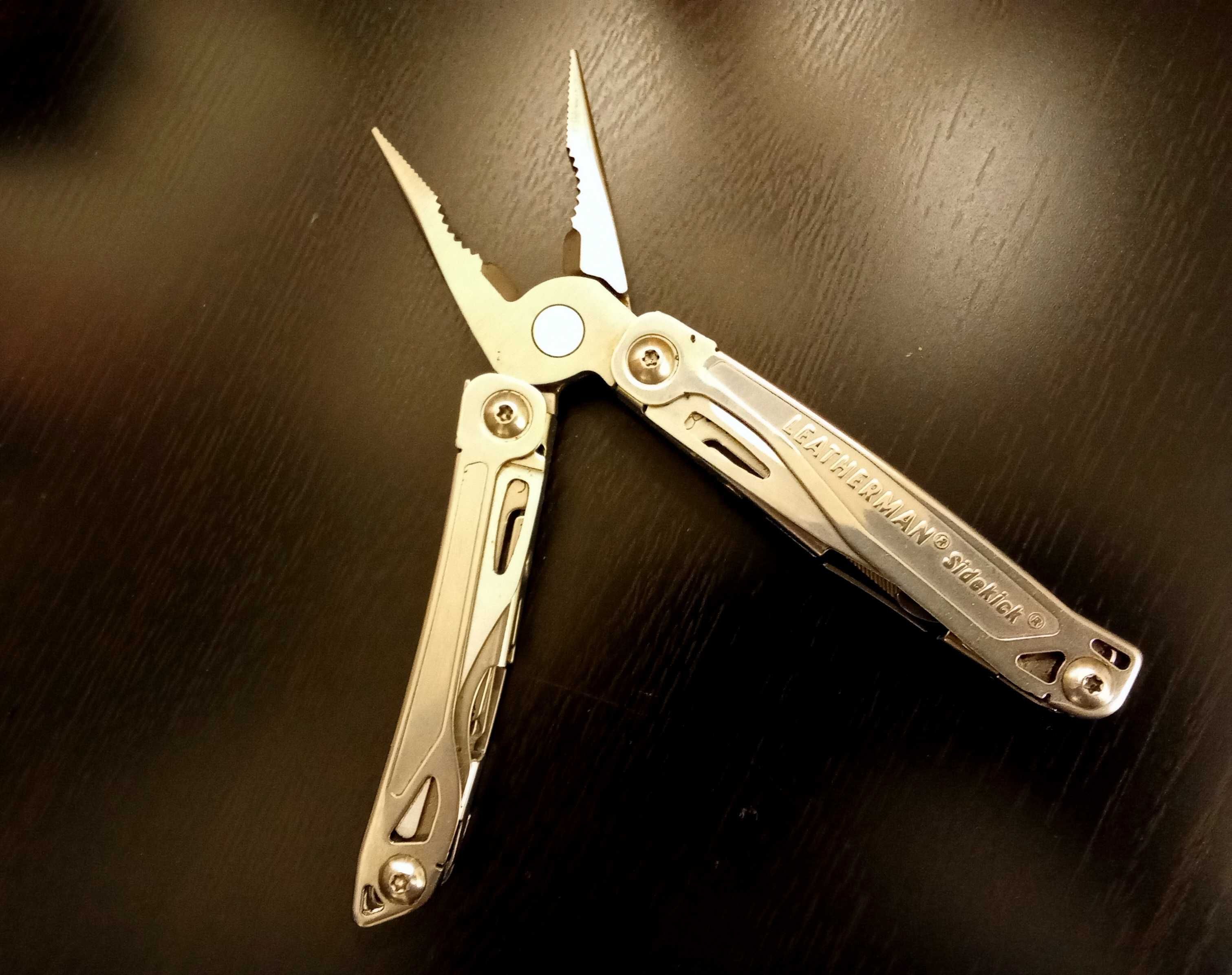 ALICATE MULTIFUNÇÕES LEATHERMAN SIDEKICK