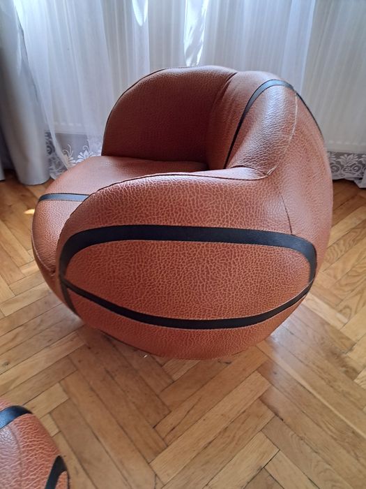 Fotel dziecięcy z podnóżkiem