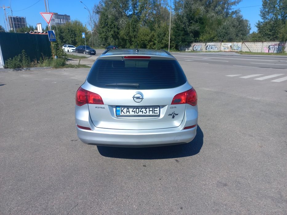 Продам опель астра J.