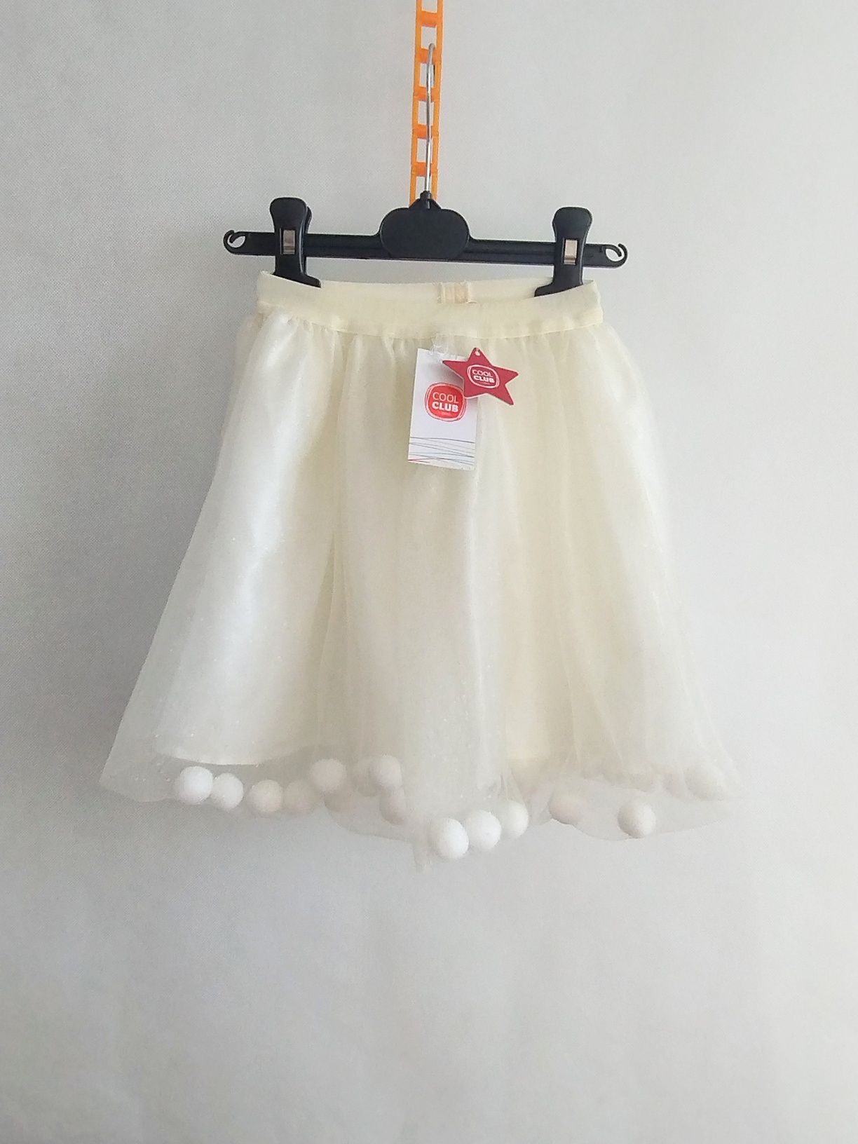 Tiulowa spódniczka Smyk 110 z kulkami pomponami spódnica biała ecru br
