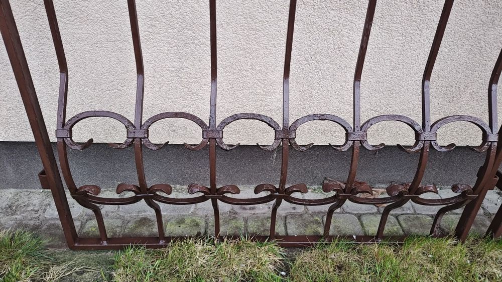 Kraty okienne kute, bardzo porządnie wykonane.