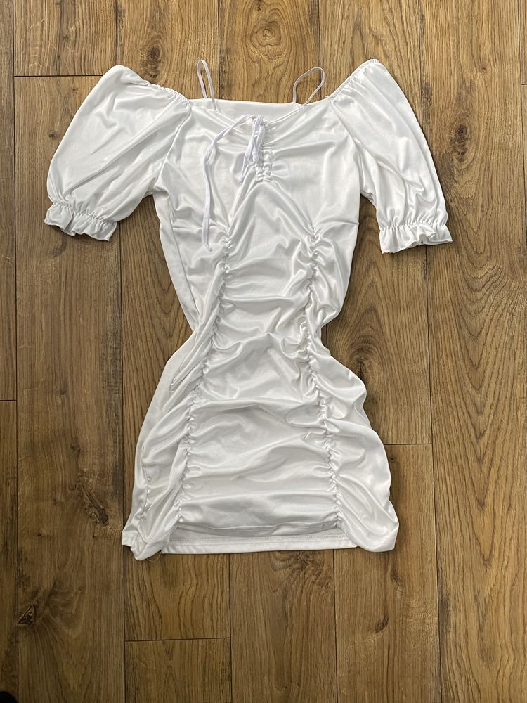 biała sukienka bodycon przylegająca marszczona coquette