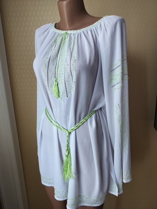 Жіноча шифонова вишиванка з салатовим бісером та поясом