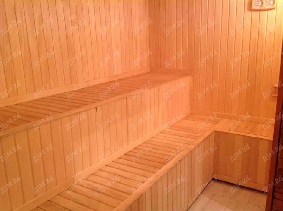 Просторий двоповерховий будинок на Подолі