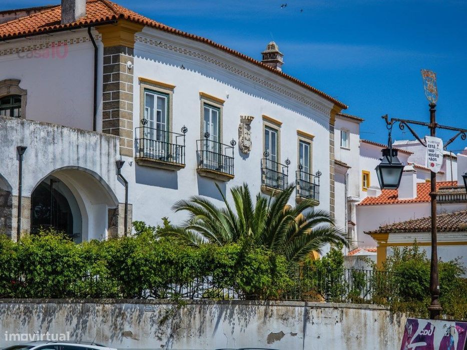 Vende-se edifício de arquitetura sublime no centro histórico de Évora!