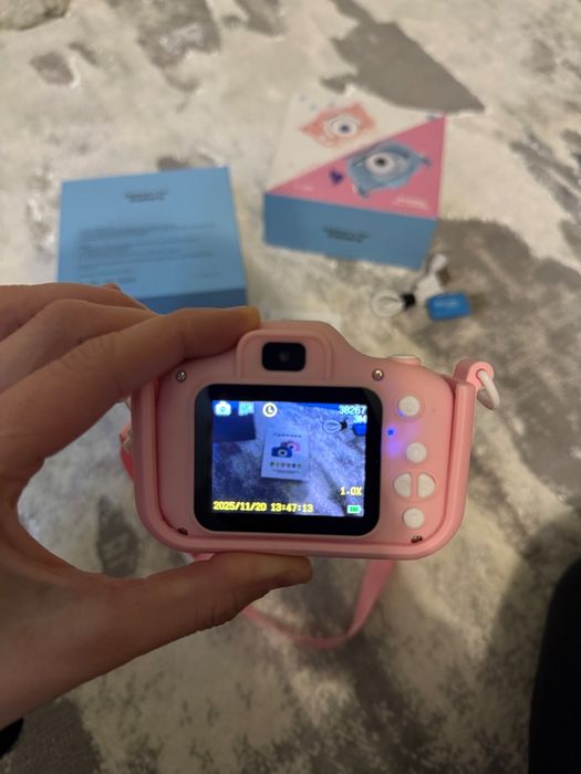 Дитячий фотоапарат + 32гб
microSD + cardrider