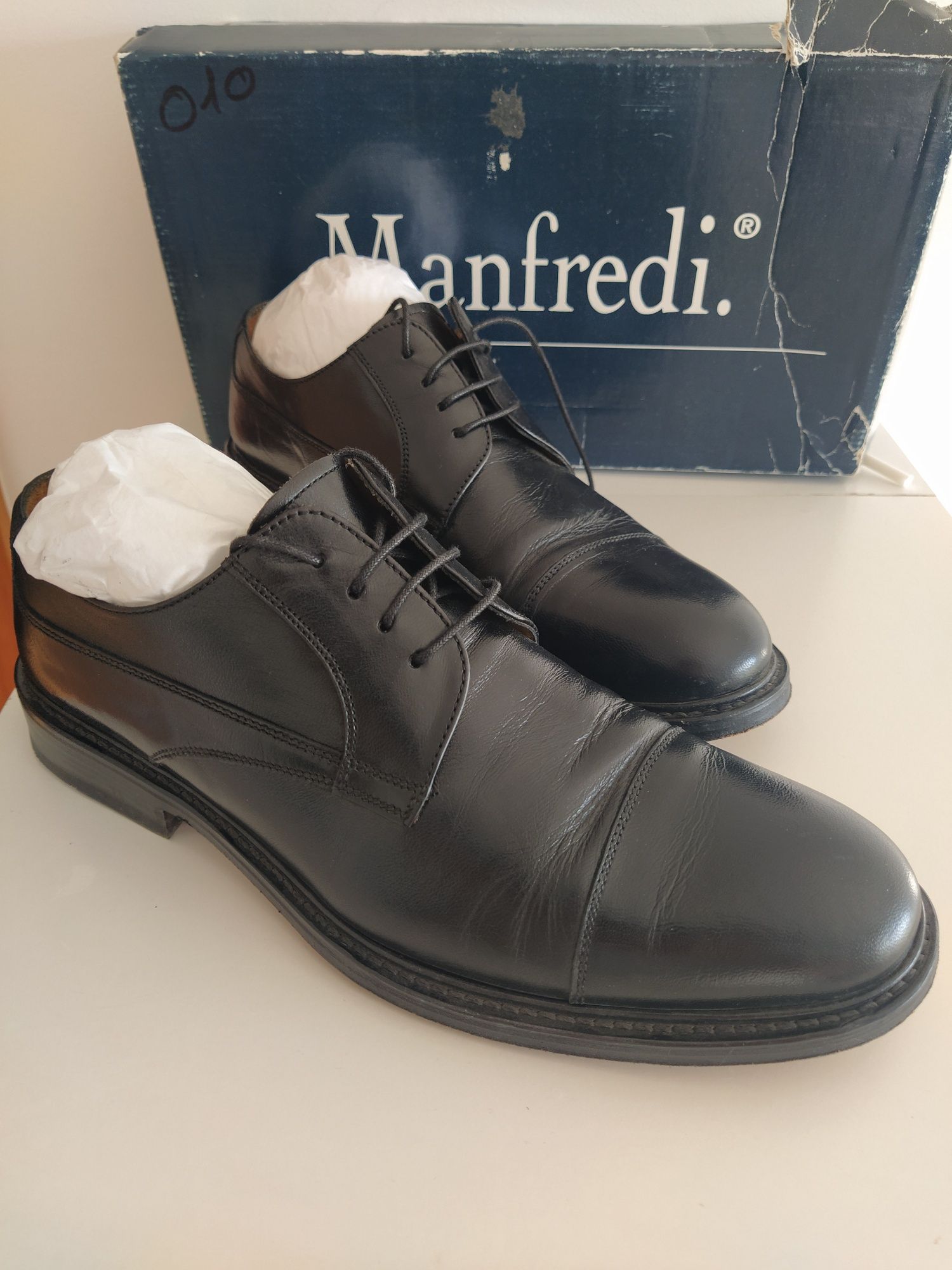 Vendo Sapatos Manfredi 42 praticamente sem uso.