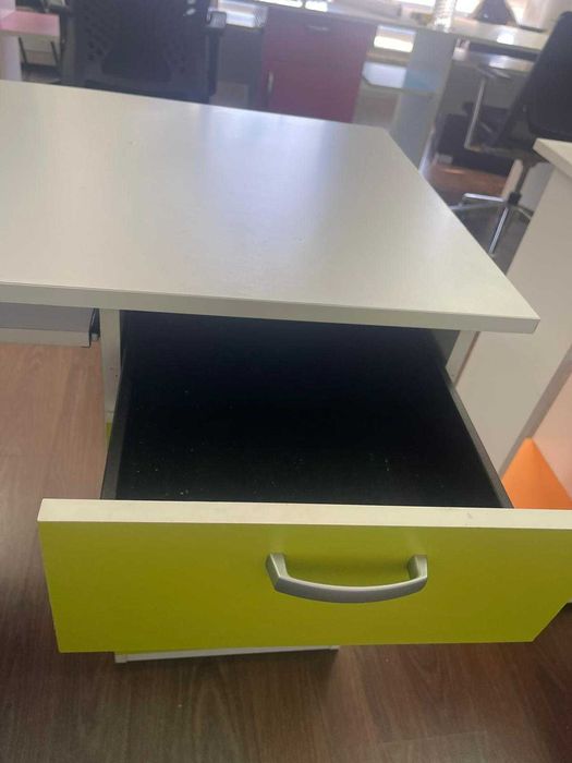 Secretária branca e verde lima para escritório ou estudo 140x57x75