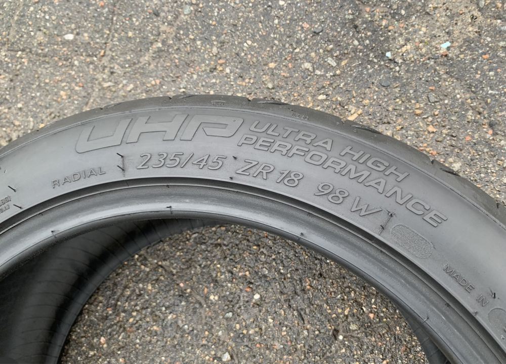 Шина одна Tigar Strial UHP 235/45 R18 одиночка.